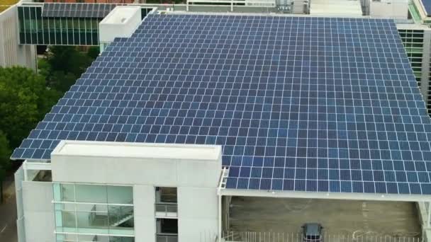 청결한 전기의 효과적인 발생을 주차된 주차장에 지붕으로 설치되는 전지판 인프라에 — 비디오