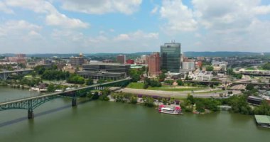 ABD 'nin Tennessee eyaletinin Knoxville şehir merkezindeki şehir manzarası. Yüksek ticari binaları olan Amerikan şehri silueti