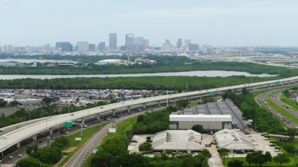 Amerikaanse Vervoersinfrastructuur Luchtfoto Van Amerikaanse Snelweg Met Snelrijdende Voertuigen Tampa — Stockvideo