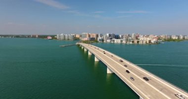 Sarasota şehrinin üstünde, Florida kıyı şeridi yüksek binalar ve John Ringling Geçidi şehir merkezinden St Armands Key 'e gidiyor. ABD 'de konut ve ulaşımın geliştirilmesi.
