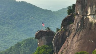 Chimney Rock 'ın Kuzey Carolina' daki Chimney Rock State Park 'taki hava manzarası. Amerikan seyahat güzergahı Appalachian dağları