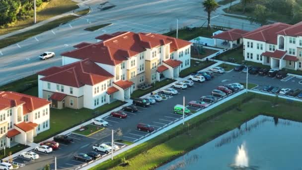 Widok Lotu Ptaka Samochodów Zaparkowanych Parkingu Amerykańskim Apartamentowcu Florydzie Nowe — Wideo stockowe