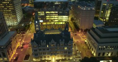 Richmond Virginia şehir merkezindeki tarihi Capitol Meydanı 'ndaki eski belediye binasının hava manzarası. Geceleyin ABD 'de tarihi mimari