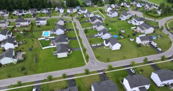 ニューヨーク州ロチェスターの郊外広大な地域の民間住宅の空中観察 夏季には大きな裏庭と緑の芝生を持つ高級郊外住宅 — ストック動画