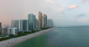 Sunny Isles Plajı 'ndaki okyanus kıyısında yaklaşan fırtına sırasında plajdan kaçan turistlerin hava görüntüsü. Kötü hava tatili berbat ediyor..