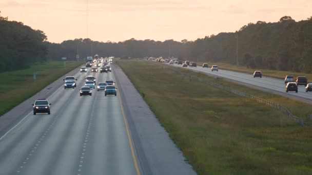 フロリダ州のアメリカンワイドフリーウェイは ラッシュアワー中に自動車を運転する密度の高い交通量を持っています アメリカの交通インフラコンセプト — ストック動画