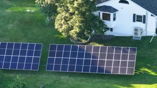 在后院地面上的独立框架上安装太阳能光电面板的自治房屋 以产生清洁的生态电能 — 图库视频影像