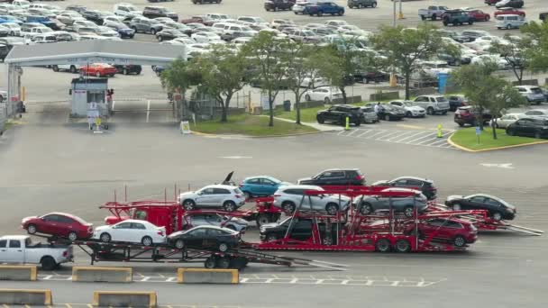 Ciężarowe Ciągniki Ciężarowe Transportujące Używane Samochody Dwupoziomowych Naczepach Modułowych Firmie — Wideo stockowe