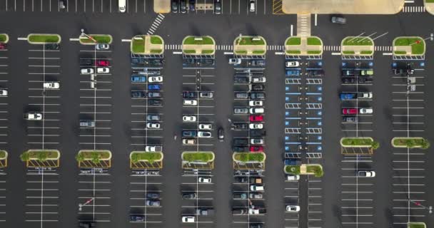 Auto Geparkeerd Parkeerplaats Met Lijnen Markeringen Voor Parkeerplaatsen Aanwijzingen Plaats — Stockvideo