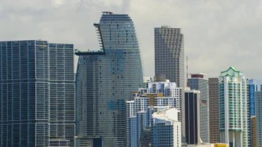 Florida, ABD 'de Miami Brickell şehir merkezindeki beton ve cam gökdelen binaları. Güneşli bir günde iş dünyasının finans bölgesiyle Rıhtımlı Amerikan megapolis 'i.