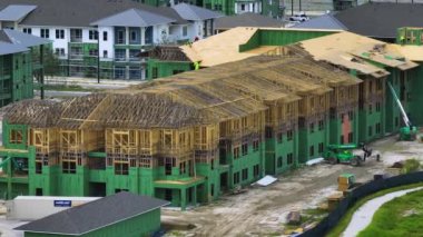 Amerikan banliyölerinde konut geliştirme. İnşaat halindeki ahşap kirişleri olan tamamlanmamış apartman daireleri. ABD 'de emlak piyasası.