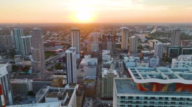 Miami Brickell 'in şehir merkezi, Florida, ABD gün batımında. Amerikan megapolis 'i ve karanlık çöktüğünde finans bölgesi.