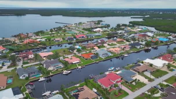 Mansiones Costosas Entre Palmeras Verdes Orilla Del Golfo México Suburbios — Vídeo de stock