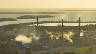 Fosfatları işlemek ve işlemek için kullanılan fabrika zehirli buhar yayarak havayı kirletiyor. Tampa, Florida 'daki Mozaik Riverview Tesisi. Kimyasal fosforik asit üretim tesisi.