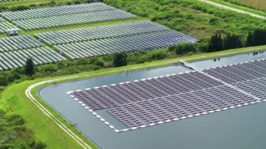 Temiz elektrik enerjisi üretmek için yenilenebilir elektrik santralinde yüzen güneş panelleri. Su yüzeyinde sıfır emisyonlu sürdürülebilir fotovoltaik elektrik kavramı.
