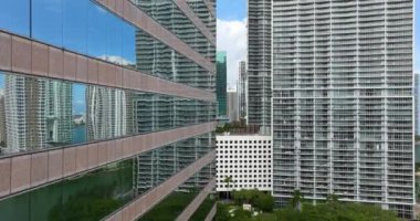 Florida, ABD 'deki finans merkezinin yansımalarıyla Miami City' deki cam bankası gökdeleninde. Güneşli bir günde Amerikan şehir manzarası