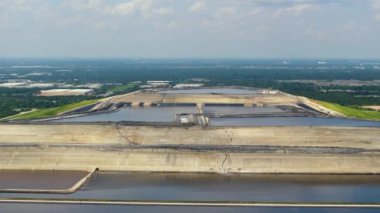 Tampa, Florida yakınlarındaki kimyasal atık deposu için endüstriyel fosfoglipsum yığını. Fosfat gübre üretiminin artışı ve artışı.