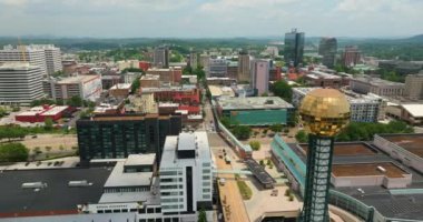Knoxville, Tennessee. Dünya Fuar Parkı 'ndaki Sunsphere' den ve ABD 'nin şehir merkezindeki yüksek ofis binalarından görüntüler. Ticari finans bölgesiyle Amerikan megapolis.