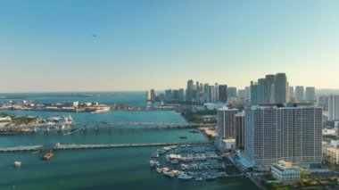 Florida 'daki Miami City, ABD' de Biscayne Körfezi 'ne bağlı lüks yatları olan Miami City, Florida, ABD. Modern Amerikan megapolis 'indeki yüksek yerleşim yerleri..