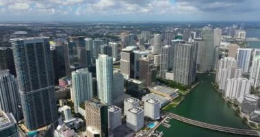 Florida, ABD 'deki Miami şehir merkezi ofis bölgesi. Modern Amerikan megapolis 'indeki yüksek ticari ve meskun gökdelen binaları