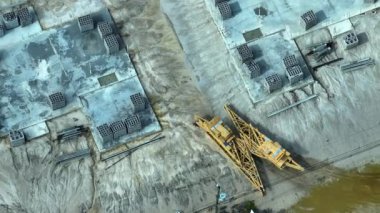Yeni ev inşaatı, beton döşeme döşemesi duvarlar ve çatı için hazır. Konut piyasasının gelişimi.
