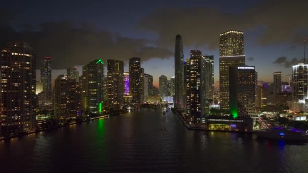 美国佛罗里达州迈阿密Brickell商业区的夜间城市景观 现代美国大都市高楼大厦明亮明亮的天际线 — 图库视频影像