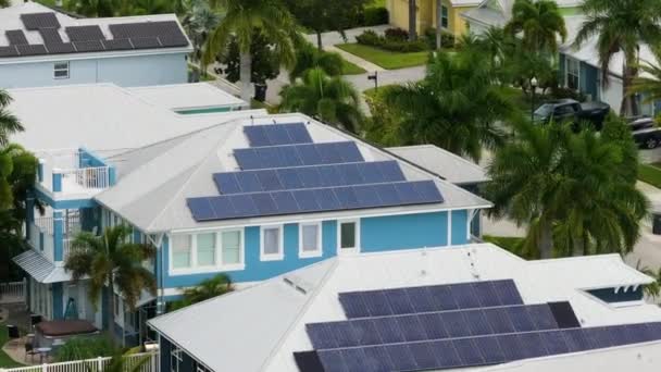 Panele Fotowoltaiczne Dachach Domów Florydzie Produkcji Czystej Ekologicznej Energii Elektrycznej — Wideo stockowe