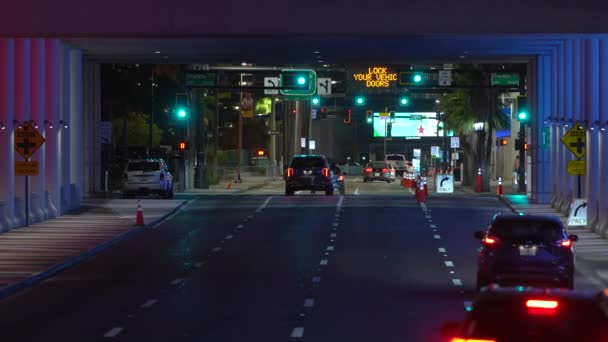 Vägkorsning Amerikansk Stad Med Trafikljus Och Flytta Bilar Natten Transportsystem — Stockvideo