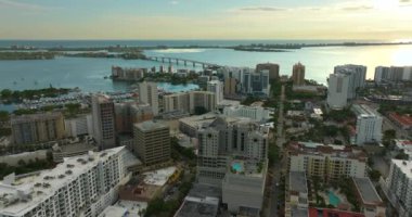 Sarasota şehrinin üstünde, Florida 'nın deniz kenarındaki yüksek binalar ve John Ringling Causeway şehir merkezinden St. Armands Key' e gidiyor. ABD 'de konut ve ulaşımın geliştirilmesi.