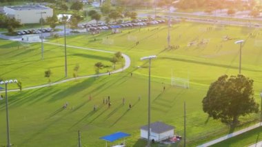Okul çocukları, Florida, North Port 'taki futbol stadyumunda futbol antrenmanı yapıyor..