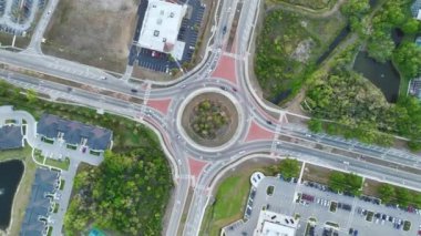 Amerikan yolunda sürüş arabaları olan bir trafik çemberi. ABD kavşağının yukarıdan görünüşü.