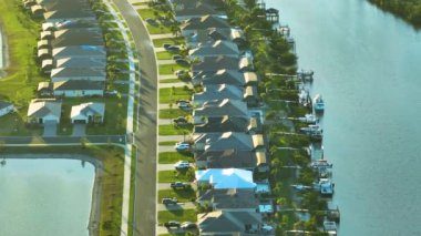 Florida 'nın deniz kenarındaki banliyö evlerinin manzarası. ABD deniz kıyısındaki premium konutların geliştirilmesi.