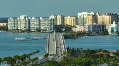 Sarasota, Florida 'nın üstünde liman manzaralı yüksek binalar ve şehir merkezinden St. Armands Key' e uzanan John Ringling Geçidi. ABD 'de konut ve ulaşımın geliştirilmesi.