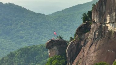 Kuzey Carolina Blue Ridge Dağları 'ndaki Chimney Kayası' nın hava manzarası, ABD. Apalaş 'taki popüler Amerikan seyahat merkezi.