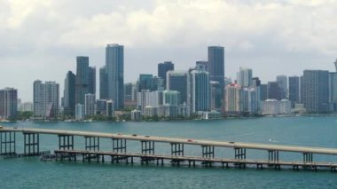 Florida, ABD 'de Miami Brickell şehir merkezindeki William M Powell Köprüsü' nden geçen arabaların hava görüntüsü. Modern Amerikan megapolis 'indeki yüksek rıhtım ve yerleşim binaları.