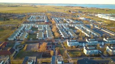 Linkoping yerleşim bölgesindeki İsveç apartmanlarının hava manzarası. İsveç 'te aile konutları geliştirme.