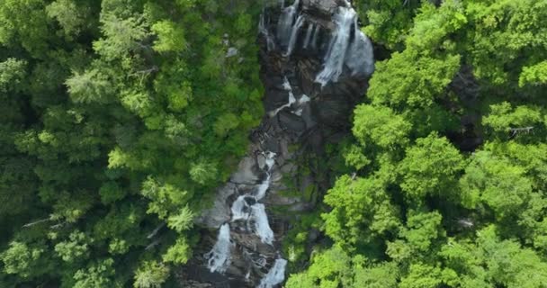 美国北卡罗来纳州Nantahala国家森林白水瀑布的空中景观 清澈的水从青翠茂密的树林之间的岩石巨石上落下来 — 图库视频影像