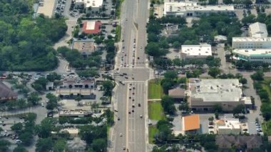 Trafik ışıklarıyla kesişen geniş çok şeritli yolun hava görüntüsü. ABD 'de şehir ulaşımı. Yukarıdan Amerikan şehir trafiği.