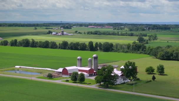Amerikanskt Jordbrukslandskap Gårdslada Och Silor Landet Ohio Usa — Stockvideo