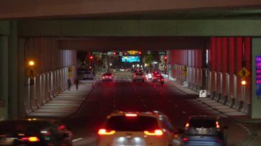 Trafik ışıkları ve gece hareket halindeki arabalarla dolu Amerikan kavşağı. ABD 'de ulaşım sistemi.