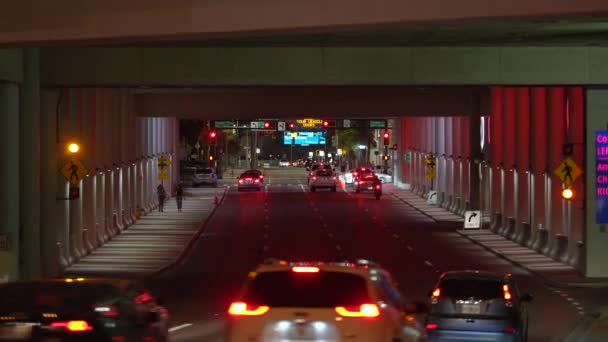American Wide Multilane Street Kruising Met Verkeerslichten Bewegende Auto Nachts — Stockvideo