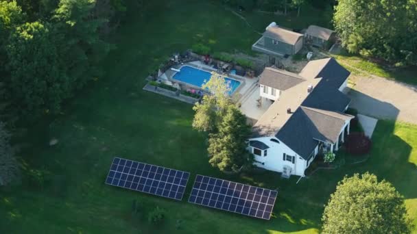 Casa Autónoma Con Paneles Solares Fotovoltaicos Montados Sobre Bastidor Independiente — Vídeos de Stock