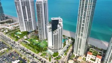 Sunny Isles Beach 'teki Atlantik Okyanusu kıyısında pahalı oteller ve apartmanlar ve yoğun sokak trafiği. Güney Florida 'daki Amerikan turizm altyapısı.