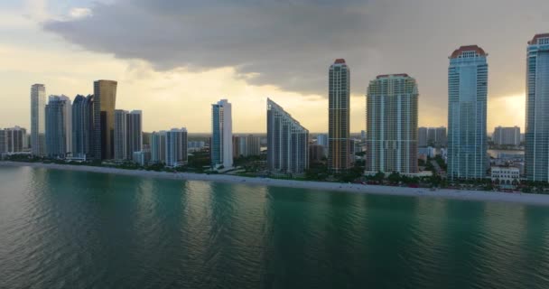 サニーアイレスビーチ市の大西洋岸の高層ホテルやコンドミニアム フロリダ南部のウォーターフロントアメリカの観光インフラ — ストック動画