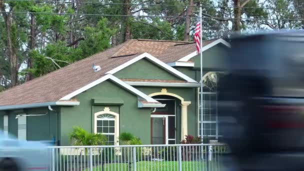 Florida Buitenwijk Huis Met Usa Nationale Vlag Zwaaien Wind Voortuin — Stockvideo
