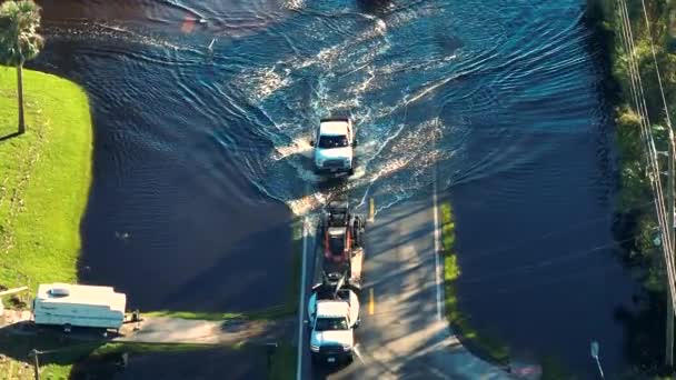 Orkanen Översvämmade Gatan Med Rörliga Bilar Och Omgiven Vattenhus Florida — Stockvideo