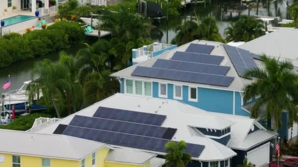 佛罗里达的自治房屋 屋顶上覆盖着太阳能电池板 用于在郊区生产清洁的生态电力 — 图库视频影像