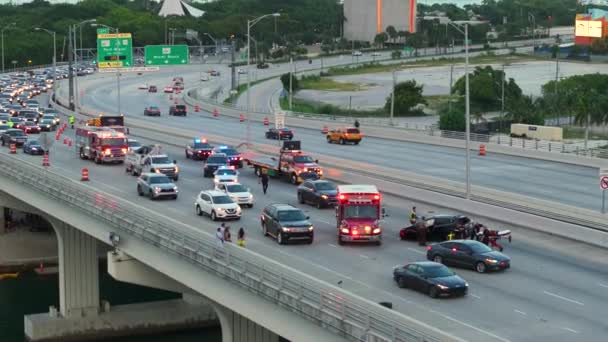 Автомобильная Авария Мосту Майами Флорида Сотрудники Скорой Помощи Помогают Пострадавшим — стоковое видео