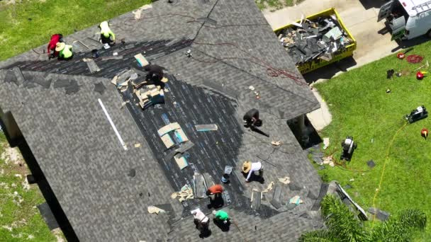 Robotnicy Budowlani Instalujący Gonty Asfaltowe Dachu Prywatnego Domu Mieszkalnego Pokrycie — Wideo stockowe