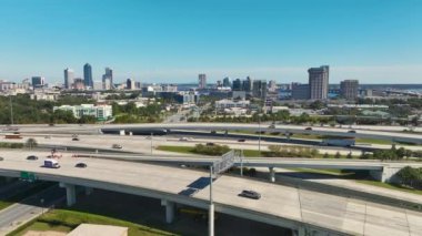 Jacksonville şehrinin hava manzarası. Yüksek ofis binaları ve hızlı hareket eden araba ve kamyonlarla Amerikan otoyolu kavşağı. ABD ulaştırma altyapı kavramı.
